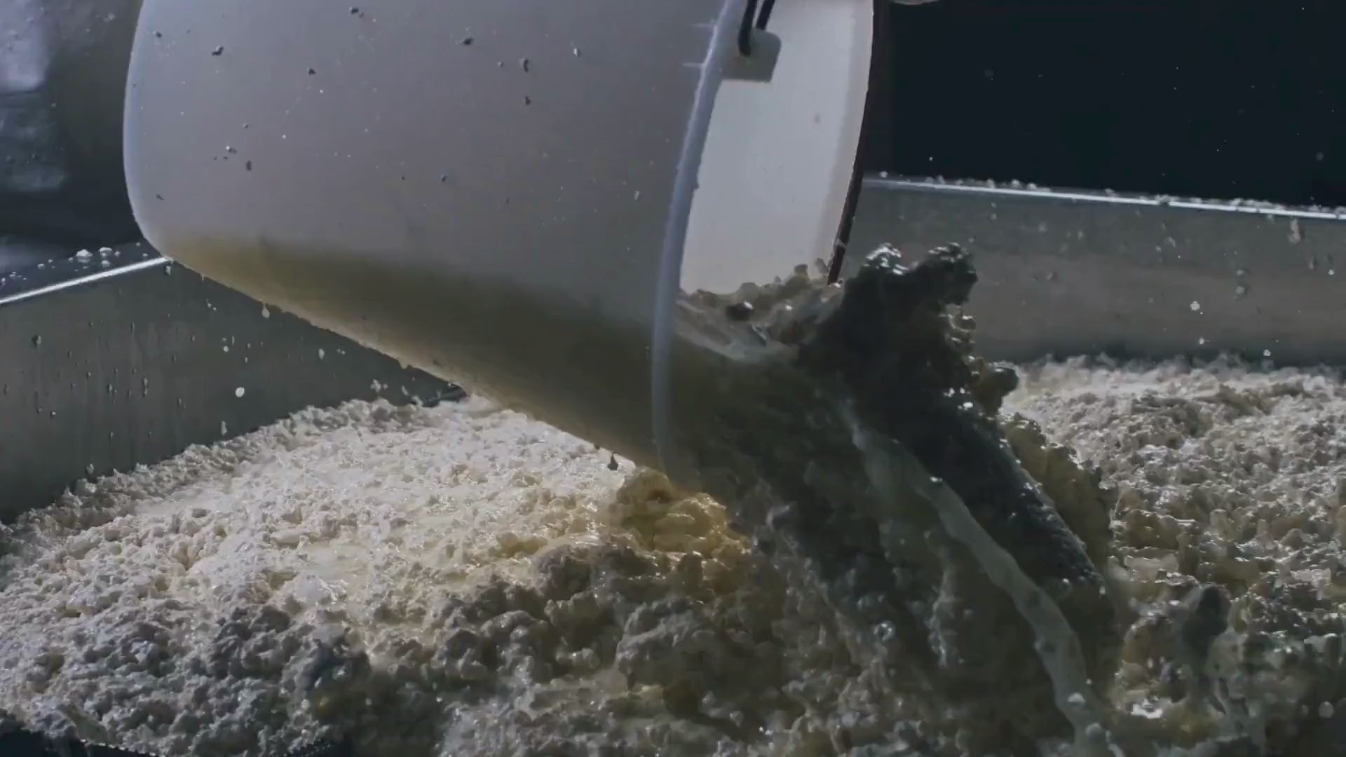 PROCESSI DI LAVORAZIONE AL MATTINO IN CASEIFICIO